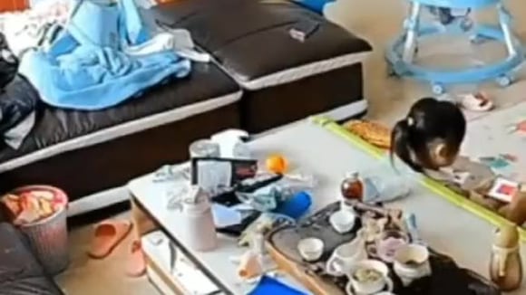 Se distrajo con el celular, buscó a su hijo y lo tenía en su brazo. (Video fuente: Twitter)