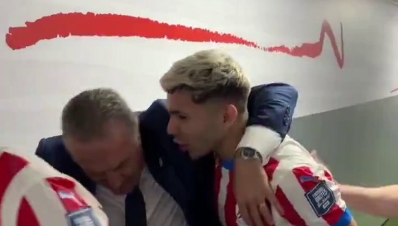 Celebración de Gustavo Alfaro con sus jugadores tras la victoria sobre Brasil. (Video: Difusión)