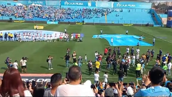 Carlos Lobatón fue ovacionado tras ingresar al gramado del estadio Alberto Gallardo. (Video: Ubaldo Villalobos / Depor)