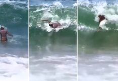 Jefferson Farfán aprovecha rayos el sol para relajarse en la playa, pero el mar tiene otros planes y lo ‘revuelca’