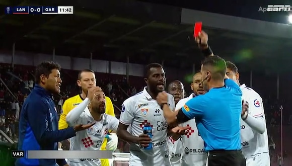 Así fue la falta que ocasionó la roja a Luis Urruti. (Fuente: ESPN)