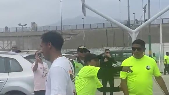 Carlos Lobatón llegó al estadio Alberto Gallardo para su partido de despedida. (Video: Olenka Valencia)