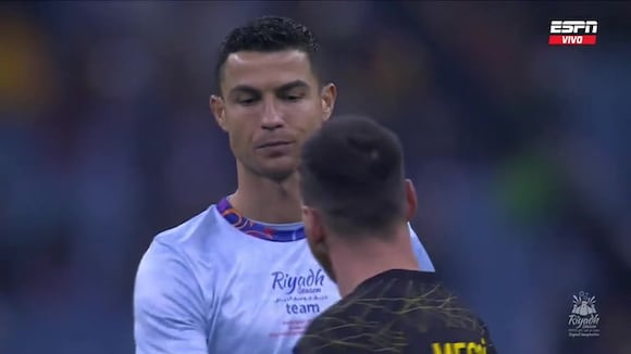 Saludo entre Cristiano Ronaldo y Lionel Messi en amistoso en Arabia Saudita. (Video: ESPN)