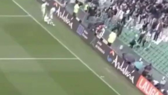 Brutal accidente de una asistente en LaLiga: se lastimó la cabeza tras chocar contra una cámara. (Video: X)