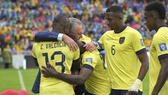 El emotivo reencuentro entre Gustavo Alfaro y los jugadores de Ecuador. (Video: Metro Ecuador/Foto: AFP)