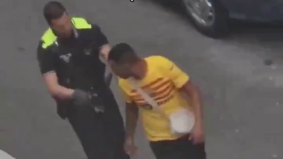 Padre de Lamine Yamal discutiendo con vecinos en Mataró. (Vídeo: @75secondes).