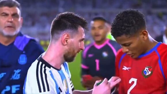 Lionel Messi firmó camiseta a futbolista de Panamá. (Video: Difusión)