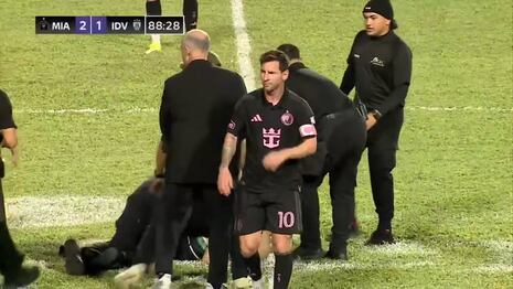 ¡Tacklearon al ‘10’! Hinchas invaden la cancha en Puerto Rico y derriban a Lionel Messi