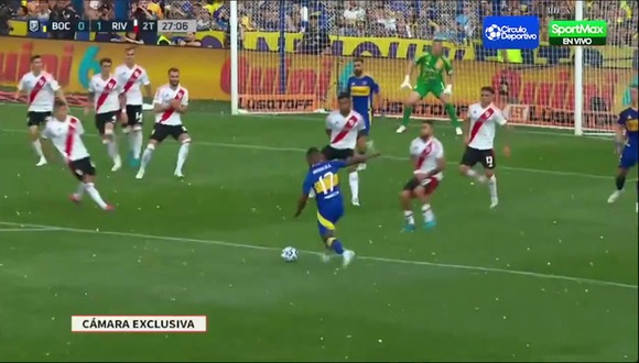 Disparo de Luis Advíncula al palo en Boca vs. River. (Video: SportMax)