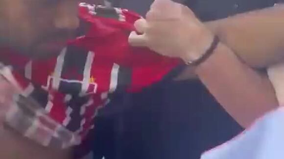 Momento en el que Diego Lugano atrapó al barrista que le robó el celular. (Video: Difusión)