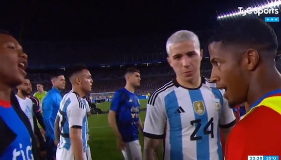 Jugadores de Panamá se disputaron camiseta de Enzo Fernández. (Video: TyC Sports)