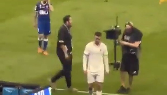 El feo gesto de Cristiano Ronaldo a los hinchas del Al-Hilal. (Twitter)