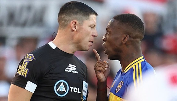 Luis Advíncula tuvo un rendimiento muy bajo en el Superclásico ante River. (Video: ESPN / Foto: Getty Images)