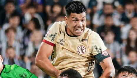 Bruno Duarte estalló por polémica falta en gol de Universitario: “Tanta injusticia da bronca”