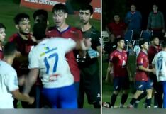 Futbolista pierde la cabeza y deja noqueado a su rival con un golpe brutal