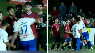Futbolista pierde la cabeza y deja noqueado a su rival con un golpe brutal