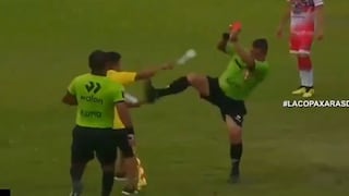 ¡Al estilo de la WWE! La ‘patada KO’ de un árbitro para evitar ser agredido en Copa Perú