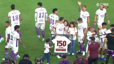 Universitario homenajeó a Horacio Calcaterra por sus 150 partidos con la camiseta crema