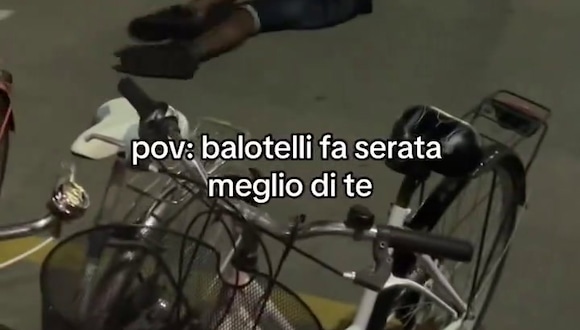 Mario Balotelli fue captado ebrio en calles de Italia. (Video: X)