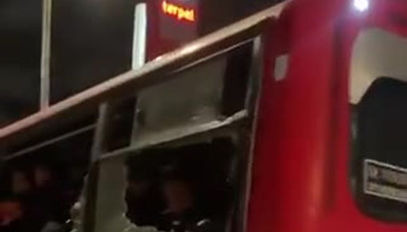 Así terminó el bus de los hinchas de Universitario tras la emboscada que sufrieron en Bogotá. (Video: Twitter)