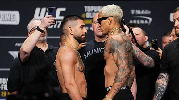 Ilia Topuria vs Charles Oliveira. (Video: AS)