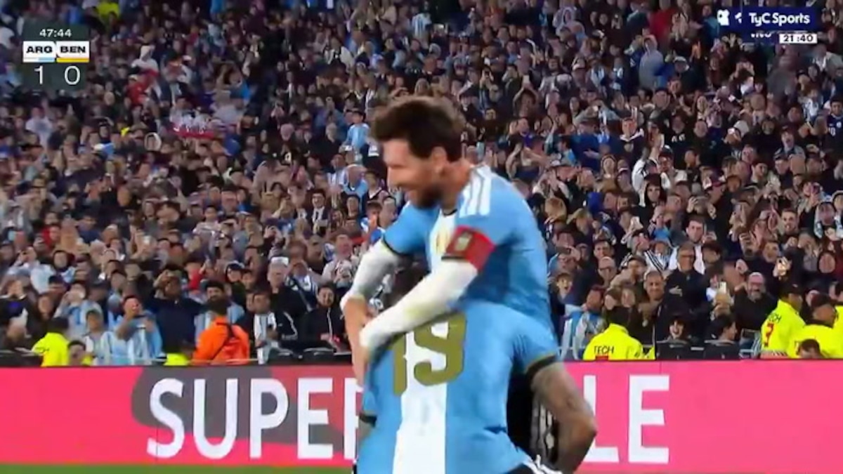 ¡Con el abrazo de Messi! Gol de Nicolás Otamendi puso el 1-0 de Argentina vs. Benín