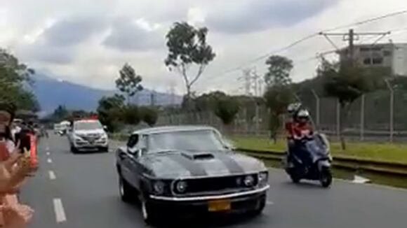 El Desfile de Autos Clásicos y Antiguos se lleva cada año en agosto por la Feria de las Flores en Medellín | VIDEO: Twitter