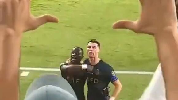 Cristiano Ronaldo enfurecido con hinchas que celebraban con el número 8 tras confirmar que Messi ganó su octavo Balón de Oro.