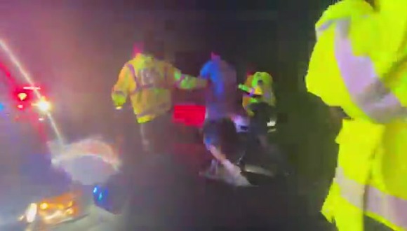 Detienen al golfista Scottie Scheffler por un incidente relacionado con el tráfico. (Video: @JeffDarlington)