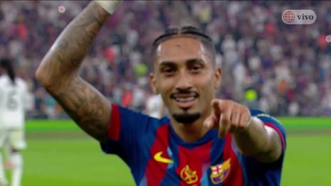 ¡Con un poco de suerte! Gol de Raphinha para el 3-2 del Barcelona vs. Real Madrid
