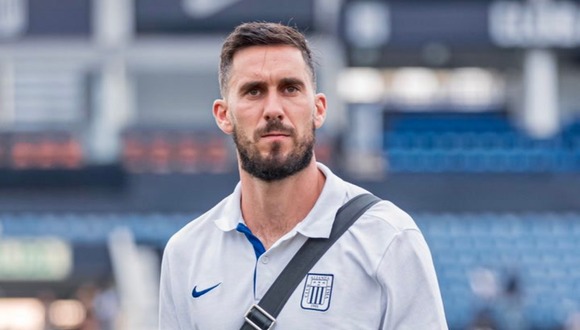 Santiago García se retiró en muleta del campo del Alejandro Villanueva. (Video: Fernanda Huapaya)