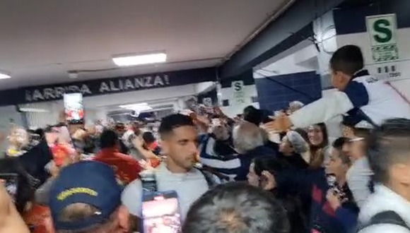 Alianza Lima recibió el cariño de su hinchada en su ingreso al estadio. (Video: José Varela/Depor)