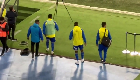 ¡Cojeando y afectado! Así salió Advíncula del estadio tras sufrir lesión en el partido de Boca. (Video: Leandro Aguilera/X)
