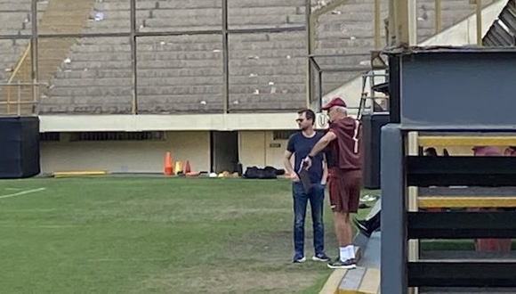 Jorge Fossati recibió la noticia de la liberación de Sebastián Avellino durante la práctica de Universitario. (Video: Darinka Zumaeta)