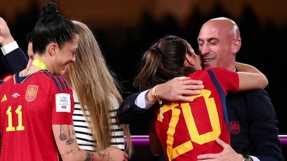 Luis Rubiales afrontaría juicio por besar a Jenni Hermoso