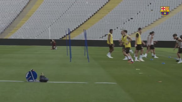 Barça se entrena en el Estadio Olímpico para su debut liguero en su nueva "casa" provisional. (Video: EFE)