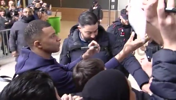 El polémico gesto de Mbappé con un hincha del Real Madrid y su pancarta. (Video: Twitter)
