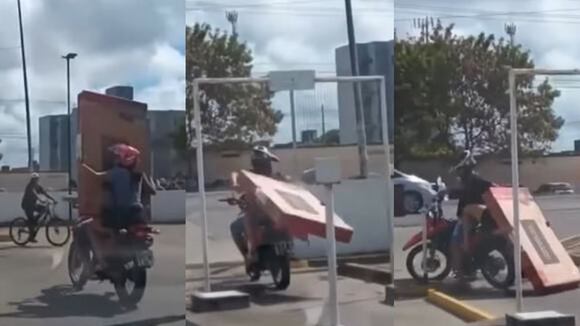 Se compraron un televisor de pantalla plana y se les cayó durante viaje en moto. (Foto: Video fuente: Facebook)