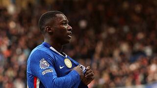 ¡La clavó en el ángulo! Golazo de Moisés Caicedo para el 1-0 de Chelsea vs. Liverpool