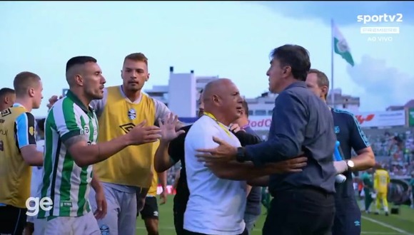 Gustavo Quinteros, técnico de Gremio, agredió a jugador de Juventude. (Video: sportv 2)