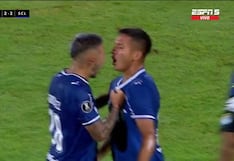 ¡Se le pasó entre las piernas! Autogol de Angel Martínez para el 2-2 de Sporting Cristal vs 2 de mayo