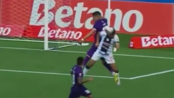 Jairo Vélez y Alexis Cossio fueron protagonistas de la jugada más polémica del Alianza Lima vs. Comerciantes Unidos. (Video: L1 MAX)
