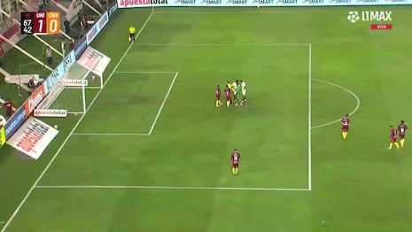 ¡Desató la euforia! Gol de Alex Valera vía penal y pone 2-0 a favor de la U ante Los Chankas