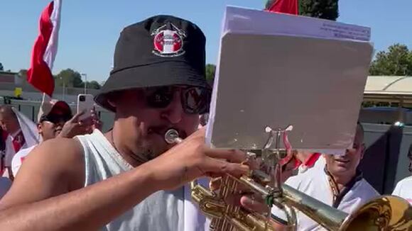 El caluroso recibimiento de los hinchas al equipo de Ricardo Gareca en Barcelona. (Video: Daniel Apuy)