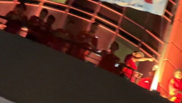 Hinchas de la Bicolor realizaron banderolazo previo al Perú vs Canadá. (Vídeo: Fernanda Huapaya).