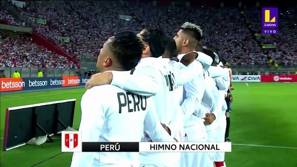 El Himno Nacional en el Perú vs. Paraguay (Fuente: Latina TV)