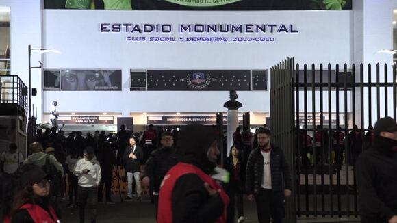 Dos hinchas de Colo Colo mueren en estampida al intentar ingresar al estadio en Santiago