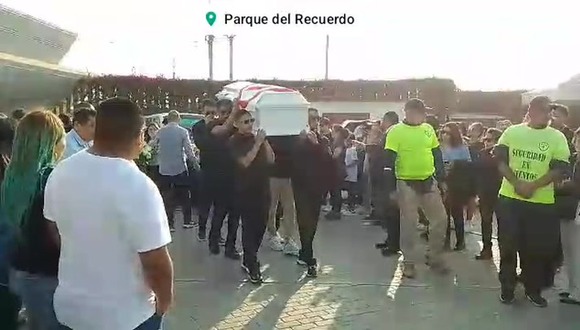 Jugadores de Universitario de Deportes cargaron el féretro de César Vega. (Vídeo: Jehan Vasquez).