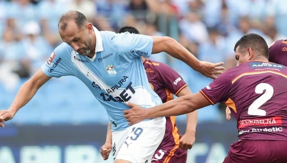 Hernán Barcos sale en defensa de Julio César Uribe tras goleada de Sporting Cristal. (Video: L1 Max | Foto: GEC)