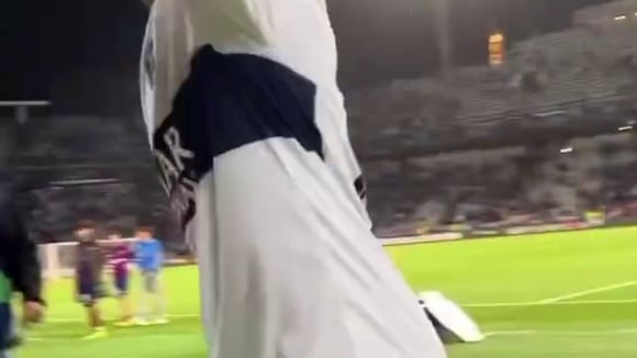 Kylian Mbappé, tras clasificar con el PSG, celebró el triunfo frente a los hinchas del Barcelona en la Champions League. (Vídeo: @S_allomenn).